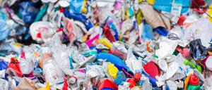 Plastik landet nicht nur auf dem Müll, sondern auch im Körper der Menschen. (Symbolbild)
