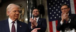 US-Präsident Donald Trump (links) nach einer Rede im Kongress im März 2025. Dahinter Vizepräsident JD Vance und der Sprecher des Repräsentantenhauses, Mike Johnson.