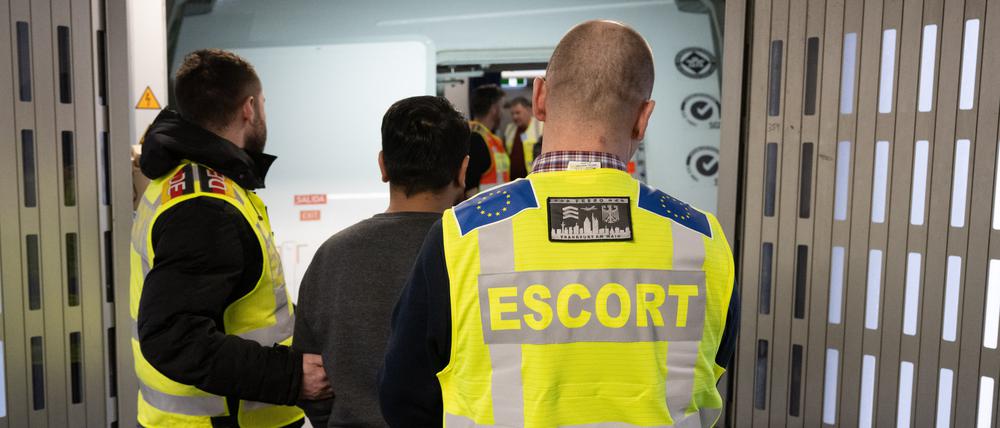 Beamte der Bundespolizei und von Frontex bringen einen Mann auf einen Abschiebeflug nach Pakistan.