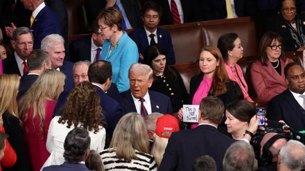 Umringt von Fans und einer protestierenden Demokratin: Donald Trump im US-Kongress.