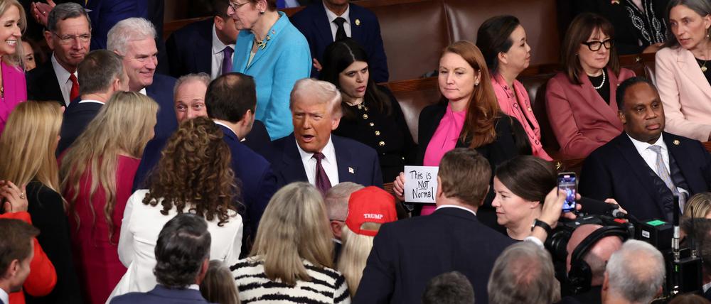 Umringt von Fans und einer protestierenden Demokratin: Donald Trump im US-Kongress.