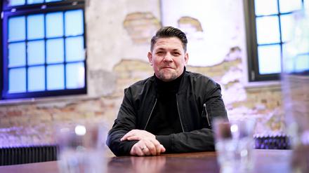 Tim Mälzer hat zusammen mit Schauspieler André Dietz und mit einer Gruppe von Menschen mit Behinderungen eine Doku gedreht - diesmal in einem Pflegeheim. 
