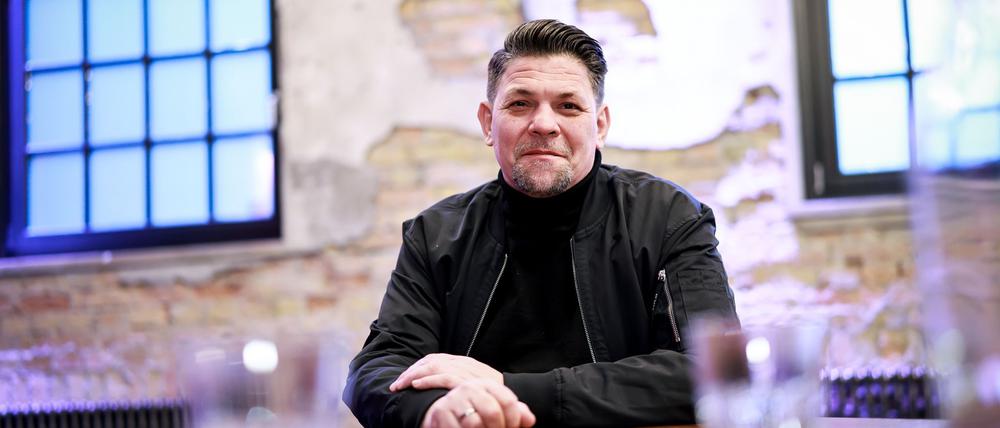 Tim Mälzer hat zusammen mit Schauspieler André Dietz und mit einer Gruppe von Menschen mit Behinderungen eine Doku gedreht - diesmal in einem Pflegeheim. 