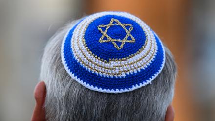 Ein Mann mit Kippa – einige staatlich geförderte Vereine stehen im Verdacht des Antisemitismus.