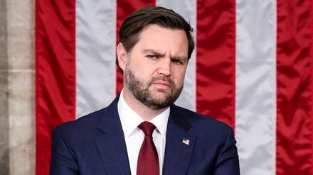 US-Vizepräsident JD Vance steht im Repräsentantenhaus vor der Rede von US-Präsident Donald Trump vor einer gemeinsamen Sitzung des Kongresses im US-Kapitol in Washington.