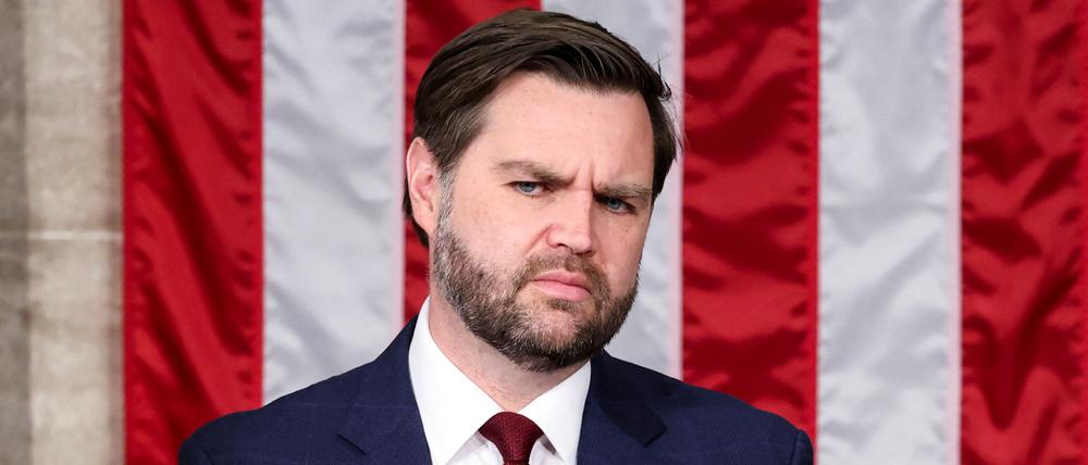 US-Vizepräsident JD Vance steht im Repräsentantenhaus vor der Rede von US-Präsident Donald Trump vor einer gemeinsamen Sitzung des Kongresses im US-Kapitol in Washington.