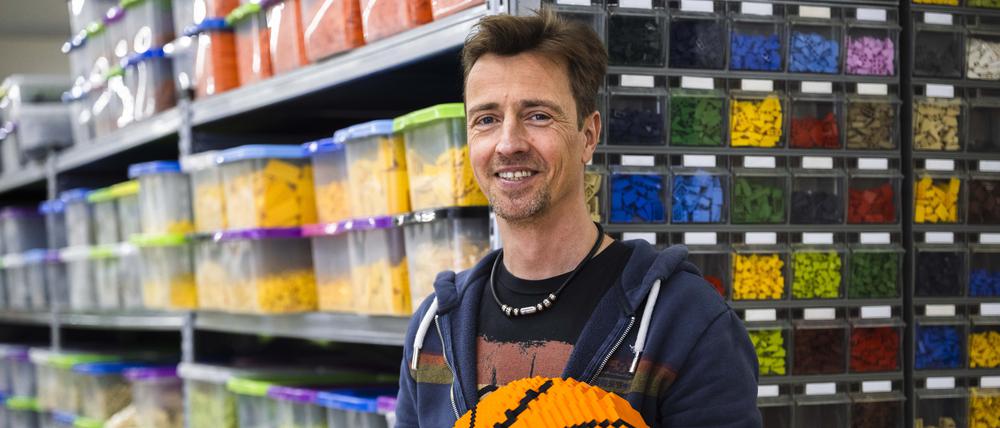 Rene Hoffmeister mit einem seiner Modelle in seiner Werkstatt