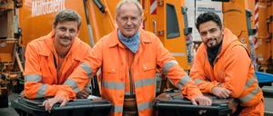 Im Team von Käpt·n Werner Träsch (Uwe Ochsenknecht, M) und Tarik Büyüktürk (Aram Arami, r) heuert jetzt ein studierter Theologe mit LKW-Führerschein, Motte (Marc Oliver Schulze) ist der Neue. 