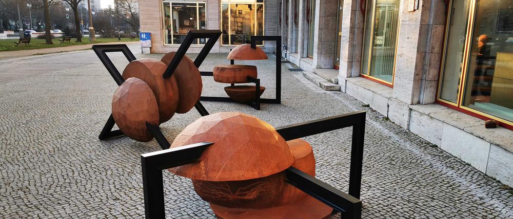 Kunstwerke aus der Ukraine in der Karl-Marx-Allee.