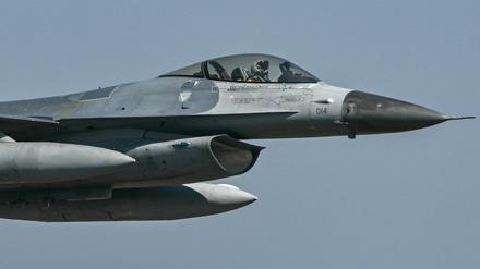 Ein amerikanischer F-16-Jet bei einer Flugshow in Indien am 13. Februar 2025.
