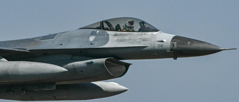 Ein amerikanischer F-16-Jet bei einer Flugshow in Indien am 13. Februar 2025.