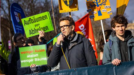 Heinrich Strößenreuther vom „Volksentscheid Baum“ protestiert mit anderen Initiativen gegen Fällungen.