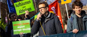 Heinrich Strößenreuther vom „Volksentscheid Baum“ protestiert mit anderen Initiativen gegen Fällungen.