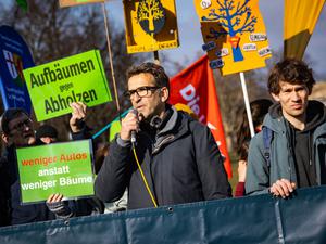 Heinrich Strößenreuther vom „Volksentscheid Baum“ protestiert mit anderen Initiativen gegen Fällungen.