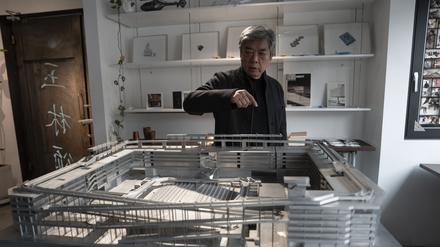 Der chinesische Architekt Liu Jiakun steht in seinem Büro vor einem maßstabsgetreuen Modell des West Village Projekts.