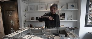 Der chinesische Architekt Liu Jiakun steht in seinem Büro vor einem maßstabsgetreuen Modell des West Village Projekts.