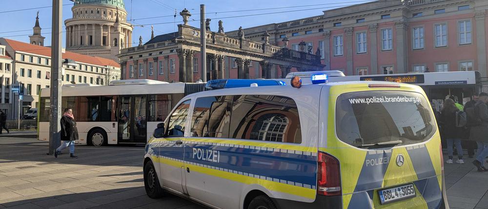 Polizeieinsatz in der Potsdamer Innenstadt: Ein Fußgänger wurde von einem Bus angefahren.