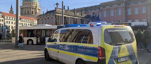 Polizeieinsatz in der Potsdamer Innenstadt: Ein Fußgänger wurde von einem Bus angefahren.