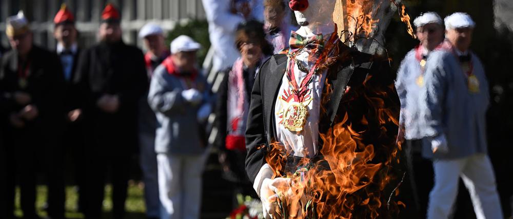 In Düsseldorf stand der Hoppeditz in Flammen.