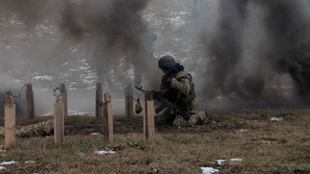 Ukrainischer Soldat bei einer Militärübung im Osten des Landes.