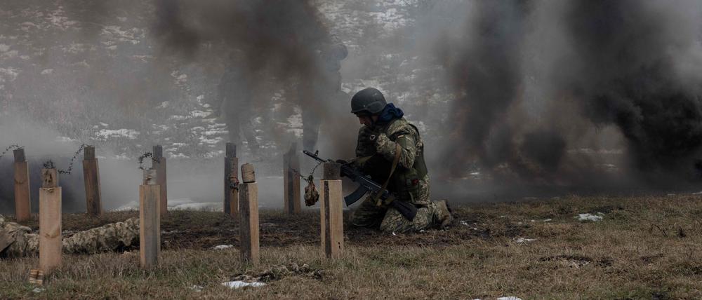 Ukrainischer Soldat bei einer Militärübung im Osten des Landes.