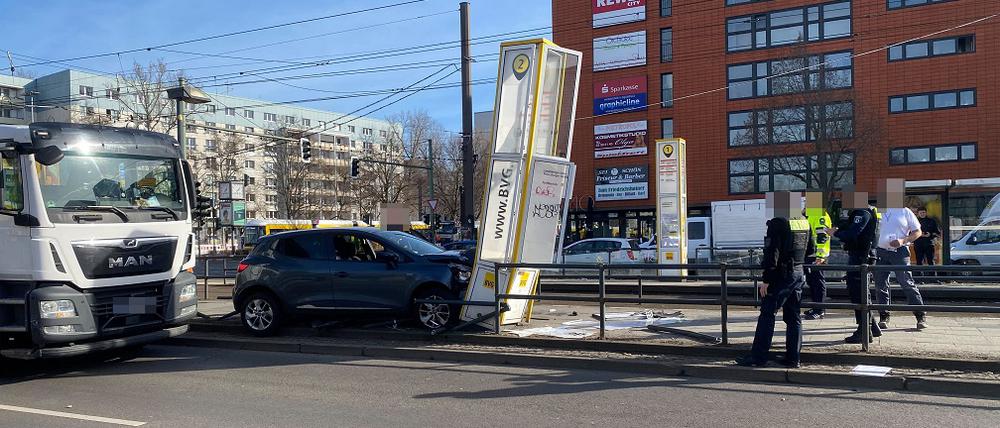 Das Auto hat ein Geländer und einen Informationskasten der BVG beschädigt.