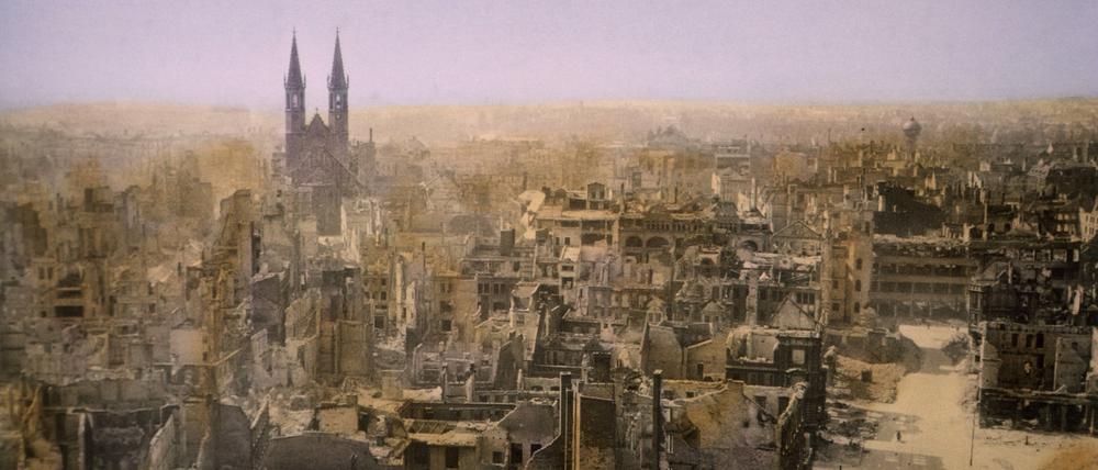 Verheerungen des Krieges. Romanfigur Hanna Krause verliert Sohn und Schwiegermutter bei der Bombardierung Magdeburgs. 