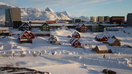 Blick auf einen zentralen Teil der grönländischen Hauptstadt Nuuk mit dem Einkaufs- und Bürokomplex Nuuk Center (links).