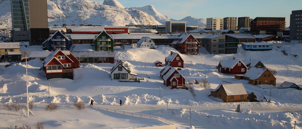 Blick auf einen zentralen Teil der grönländischen Hauptstadt Nuuk mit dem Einkaufs- und Bürokomplex Nuuk Center (links).