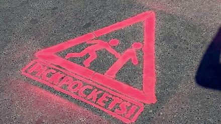 In leuchtendem Pink warnt das Graffiti vor Taschendieben. (Symbolbild)