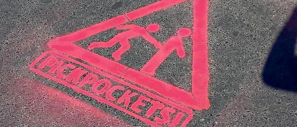 In leuchtendem Pink warnt das Graffiti vor Taschendieben. (Symbolbild)