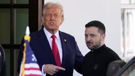 US-Präsident Donald Trump (l) begrüßt den ukrainischen Präsidenten Wolodymyr Selenskyj im Weißen Haus. 