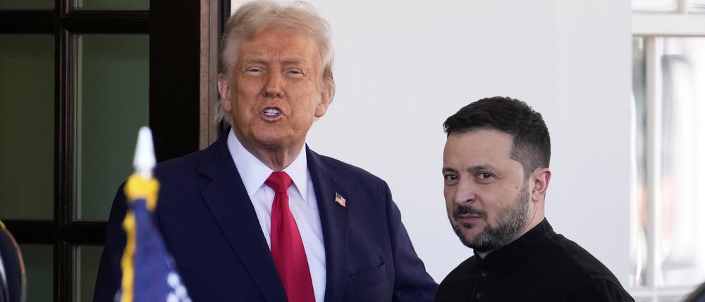 US-Präsident Donald Trump (l) begrüßt den ukrainischen Präsidenten Wolodymyr Selenskyj im Weißen Haus. 