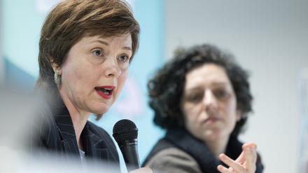 Katarina Niewiedzial (l), Integrationsbeauftragten des Berliner Senats, spricht auf einer Pressekonferenz.