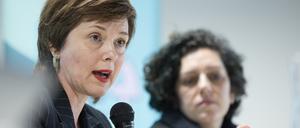 Katarina Niewiedzial (l), Integrationsbeauftragten des Berliner Senats, spricht auf einer Pressekonferenz.