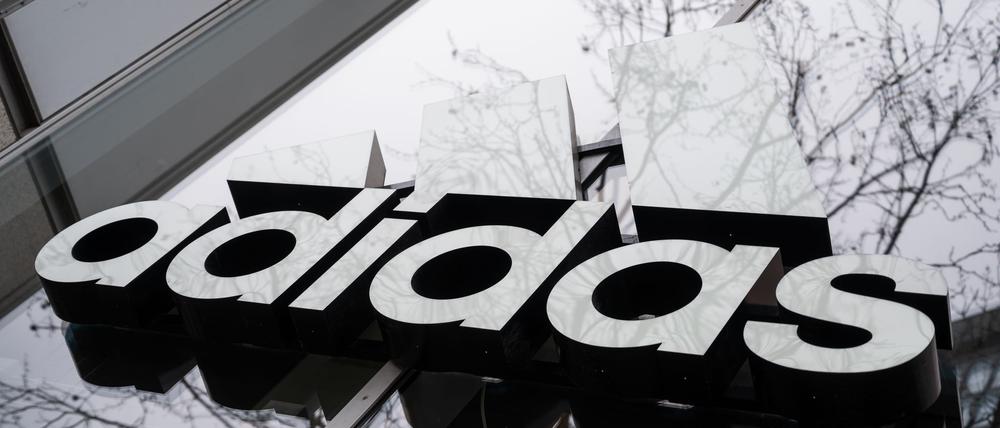 Der weltweit zweitgrößte Sportartikelhersteller Adidas ist zurück auf Wachstumskurs. (Archivbild)