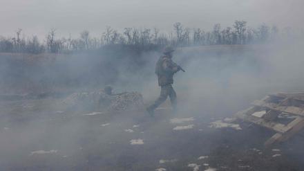 Ein ukrainischer Soldat während eines Trainings. Der Stopp der US-Waffenhilfe trifft das von Russland angegriffene Land hart.