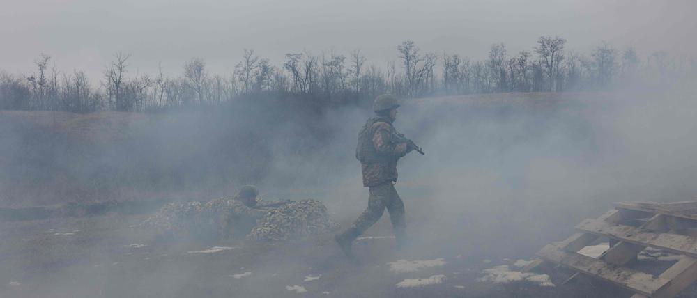 Ein ukrainischer Soldat während eines Trainings. Der Stopp der US-Waffenhilfe trifft das von Russland angegriffene Land hart.