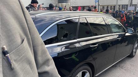 Die Scheibe eines Autos ist eingeschlagen vor der Veranstaltungshalle des politischen Aschermittwochs in Biberach/Riß. 