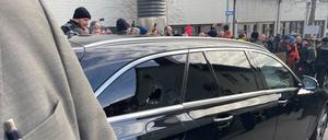 Die Scheibe eines Autos ist eingeschlagen vor der Veranstaltungshalle des politischen Aschermittwochs in Biberach/Riß. 