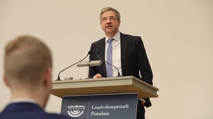 Potsdams Oberbürgermeister Mike Schubert (SPD) während einer Stadtverordnetenversammlung.