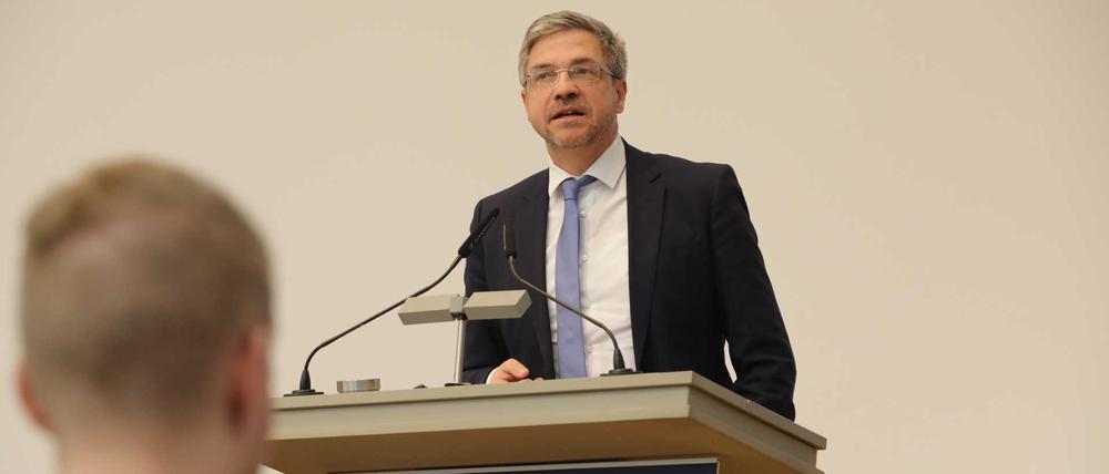 Potsdams Oberbürgermeister Mike Schubert (SPD) während einer Stadtverordnetenversammlung.