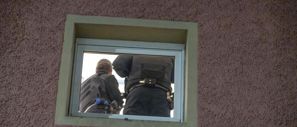 Die Ermittler haben die Wohnung des Tatverdächtigen durchsucht.