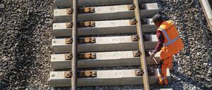 Arbeiter bei der Erneuerung der S-Bahngleise in Berlin.