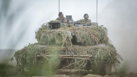 Für die Bundeswehr soll deutlich mehr Geld bereitgestellt werden - und für Investitionen auch die Schuldenbremse gelockert werden. (Archivbild) 