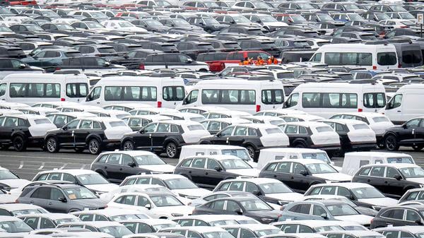 Neuwagen stehen am BLG Auto Terminal Bremerhaven (Archivbild)