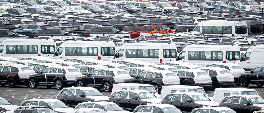 Neuwagen stehen am BLG Auto Terminal Bremerhaven (Archivbild)