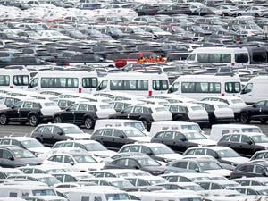 Neuwagen stehen am BLG Auto Terminal Bremerhaven (Archivbild)