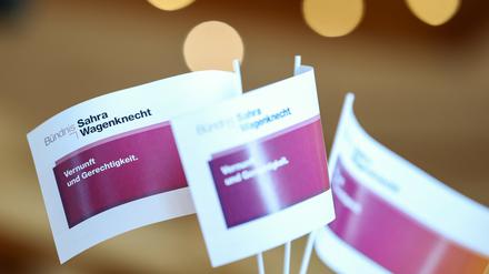Fähnchen mit der Aufschrift „Bündnis Sahra Wagenknecht: Vernunft und Gerechtigkeit“ stehen beim Politischen Aschermittwoch des BSW im Gasthaus Knott in Tiefenbach auf einem Tisch.