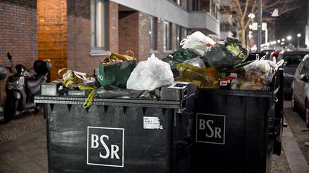Die Beschäftigten der Berliner Stadtreinigung legen am Donnerstag erneut die Arbeit nieder. (Archivbild)